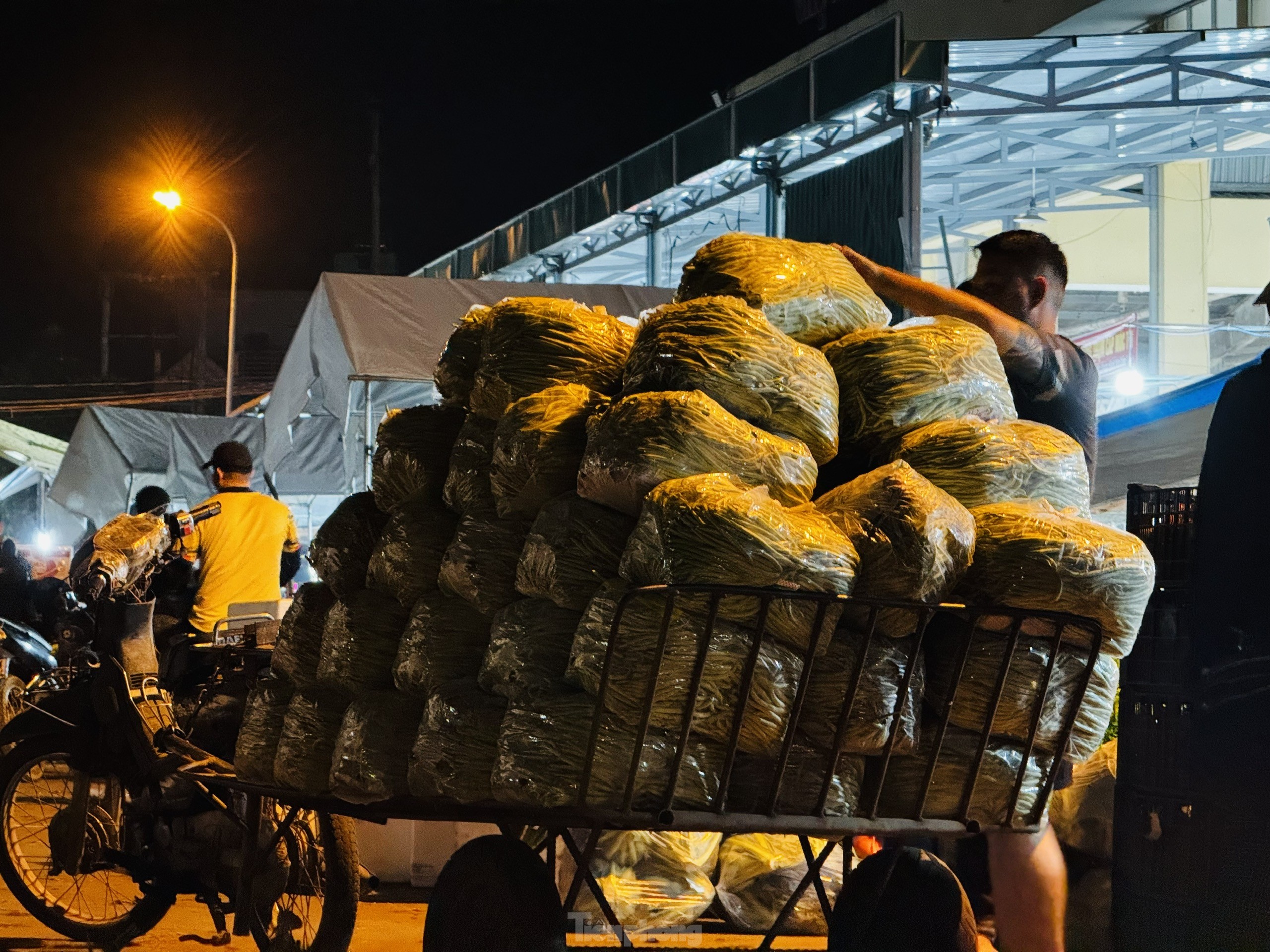 'Cửu vạn' vất vả mưu sinh trong những ngày cuối cùng của năm