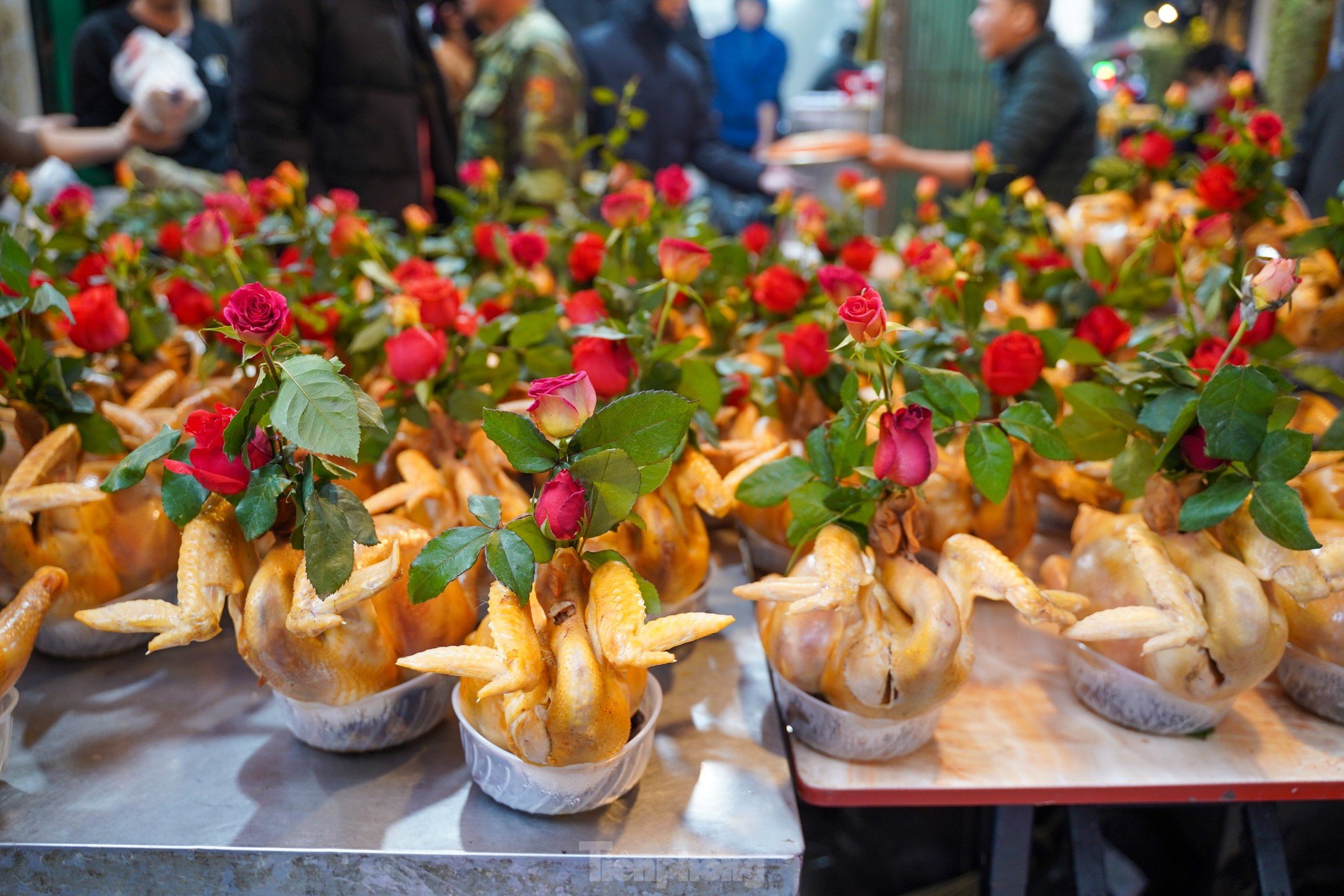 Die Einwohner von Hanoi geben am Morgen des 29. Tet-Festes eine halbe Million Dong aus, um auf dem „Markt der Reichen“ Hühner mit Rosen im Maul zu kaufen. Foto 7