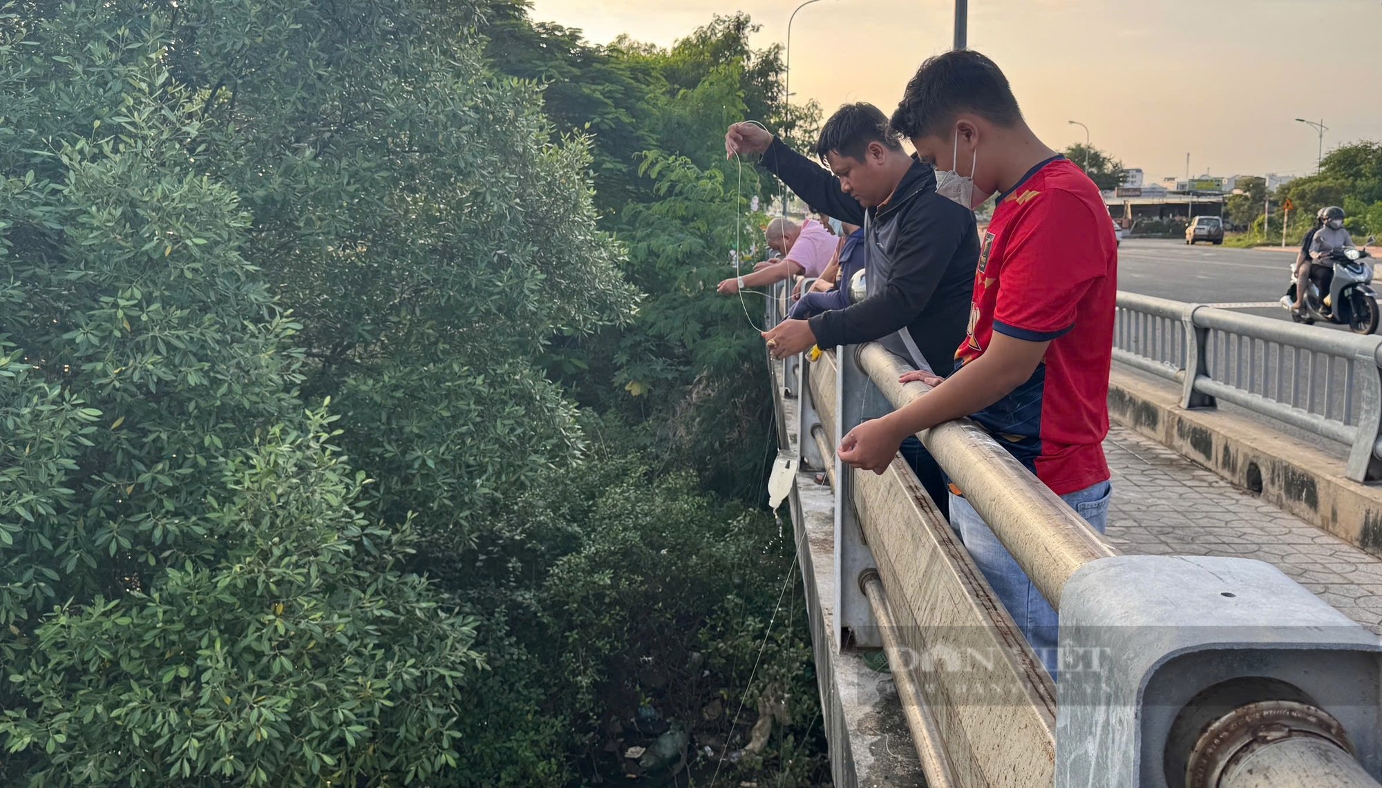 Chỉ cần bỏ loại bột trắng vào chai, không cần lưỡi, người dân bên sông Cà Ty vẫn câu được cá ngon - Ảnh 3.