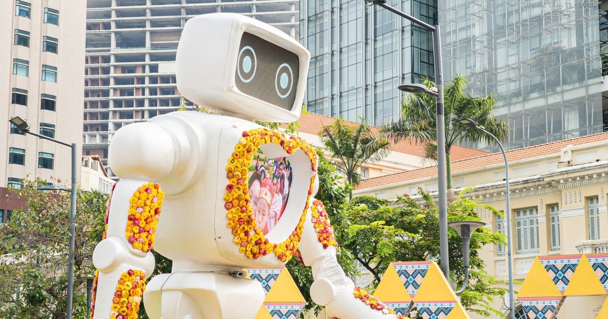 Überrascht vom Roboter, der Herzen schießt und Fotos für Besucher auf der Blumenstraße von Nguyen Hue macht