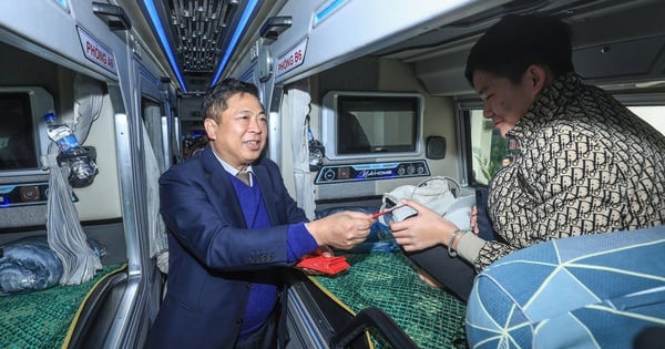 Minister Tran Hong Minh inspected the bus station and airport on the afternoon of the 29th of Tet.