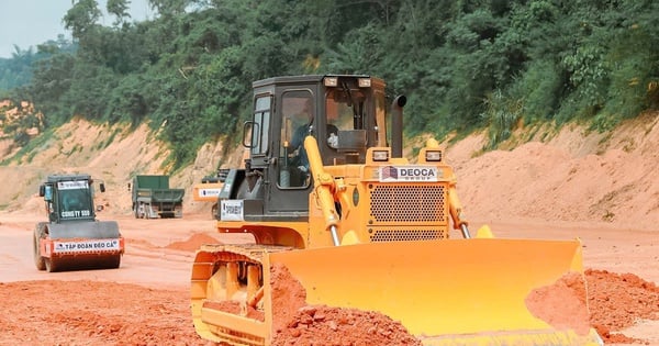 Más de 400 máquinas y casi 900 trabajadores se apresuran para avanzar en la obra de la autopista Huu Nghi