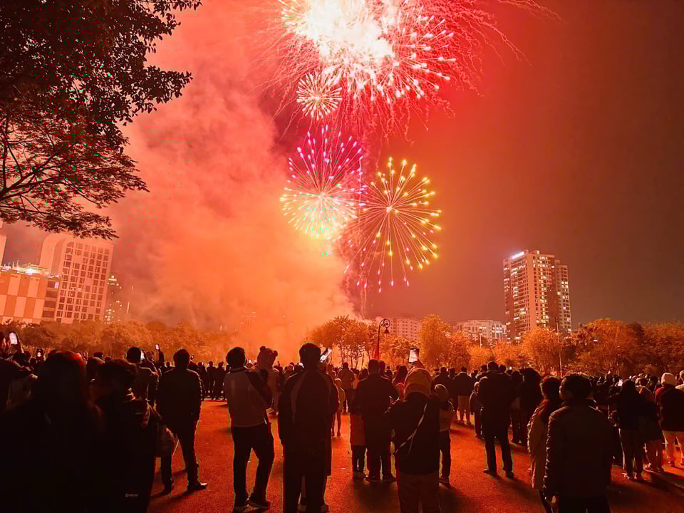 ハノイのカウザイ公園で行われた低空花火大会。何千人もの人々が新年の幸運と成功を祈願して見物に訪れました。写真：フオン・ホア