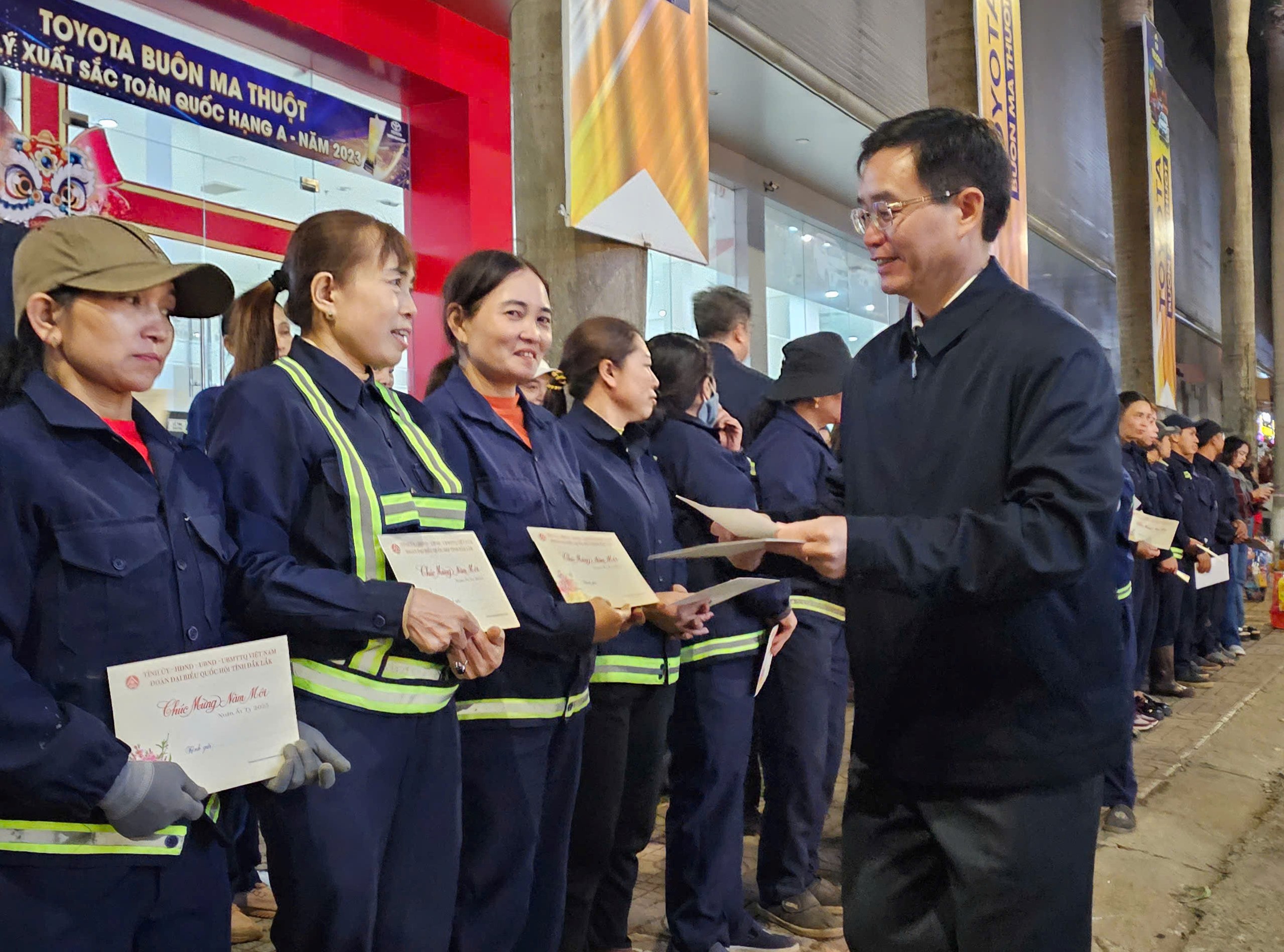 Bí thư Tỉnh ủy Đắk Lắk tặng quà cho công nhân vệ sinh đêm giao thừa- Ảnh 1.