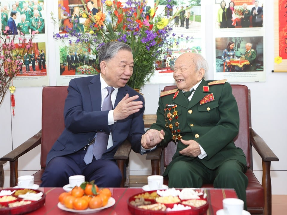 2025年大晦日、トゥ・ラム事務総長がフイン・ダック・フオン少将の自宅で会談。写真：タン・ハイ