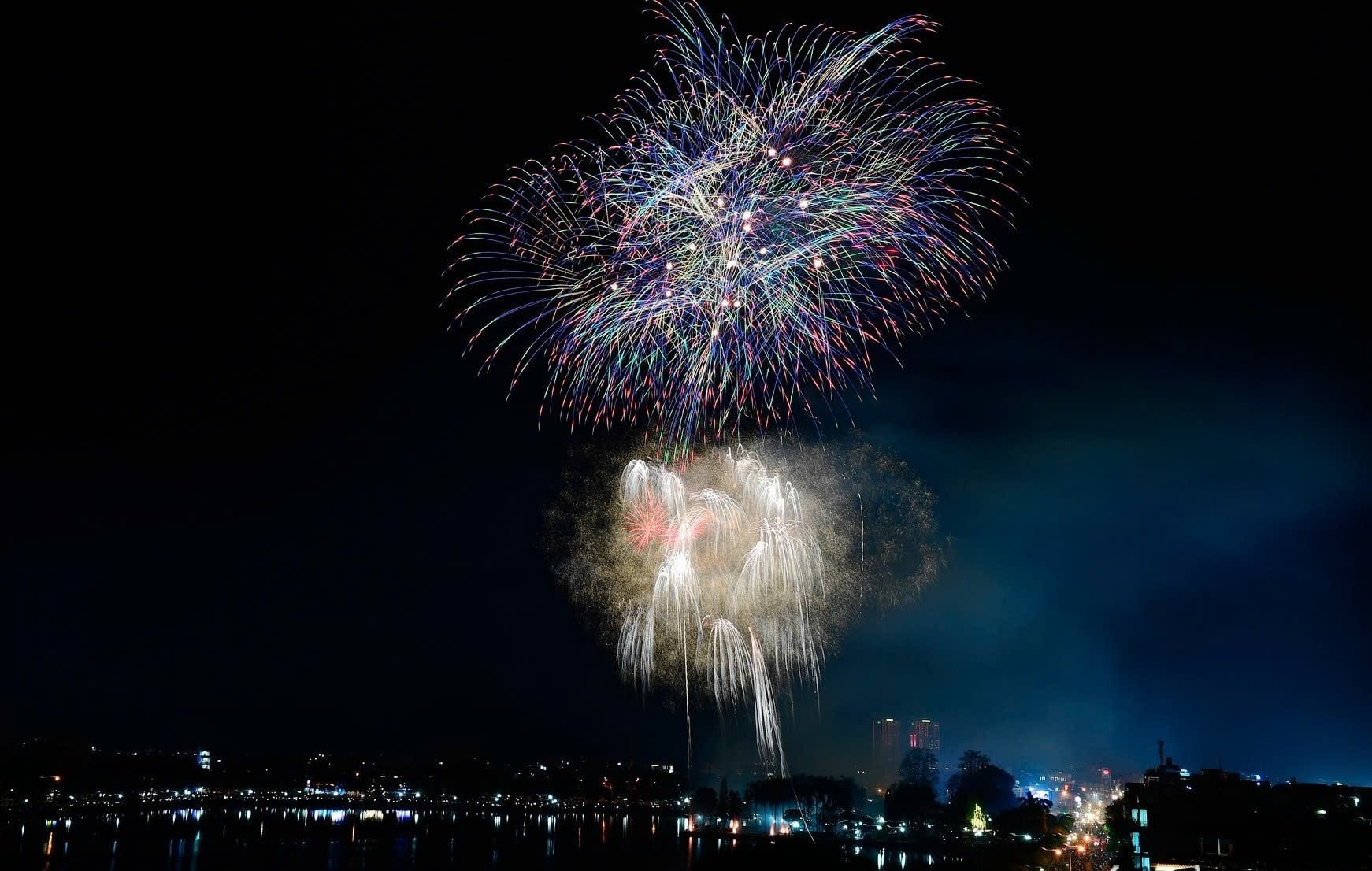 Feu d'artifice brillant pour le réveillon du Nouvel An 2025 dans la ville de Hai Duong