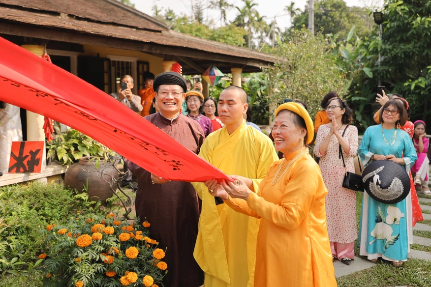 La carte de vœux de printemps du propriétaire du musée contient 5 000 anciens objets en céramique provenant de la rivière Huong.