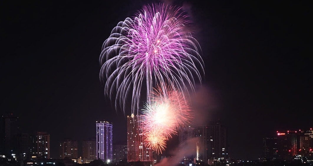 Los fuegos artificiales iluminan el cielo para dar la bienvenida al Año Nuevo de la Serpiente