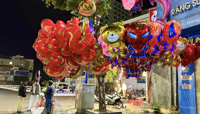 Selling balloons on the street, making a fortune on New Year's Eve 2025