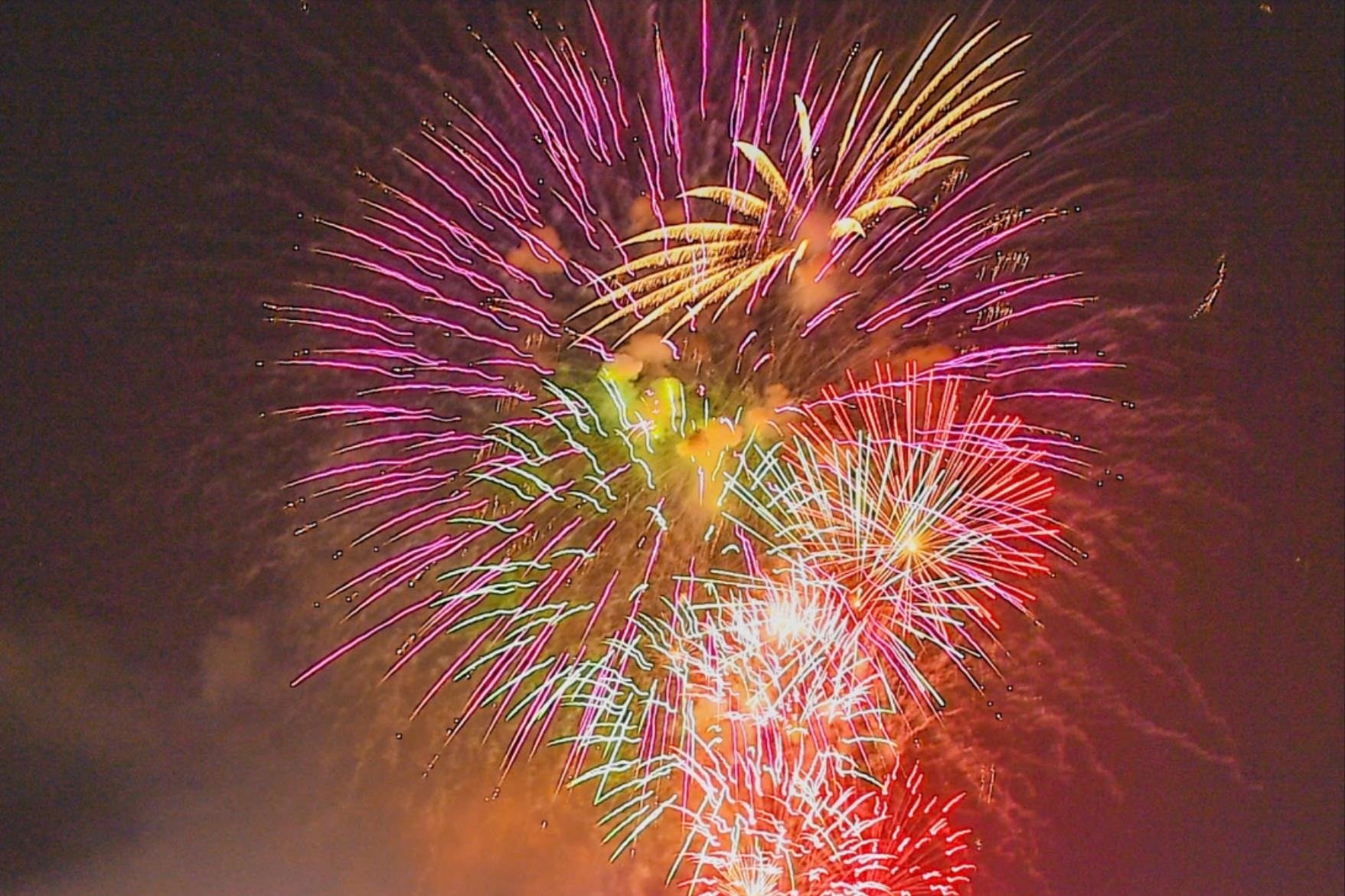 Espectacular espectáculo de fuegos artificiales para dar la bienvenida al Año de la Serpiente 2025 en la ciudad de Hai Duong