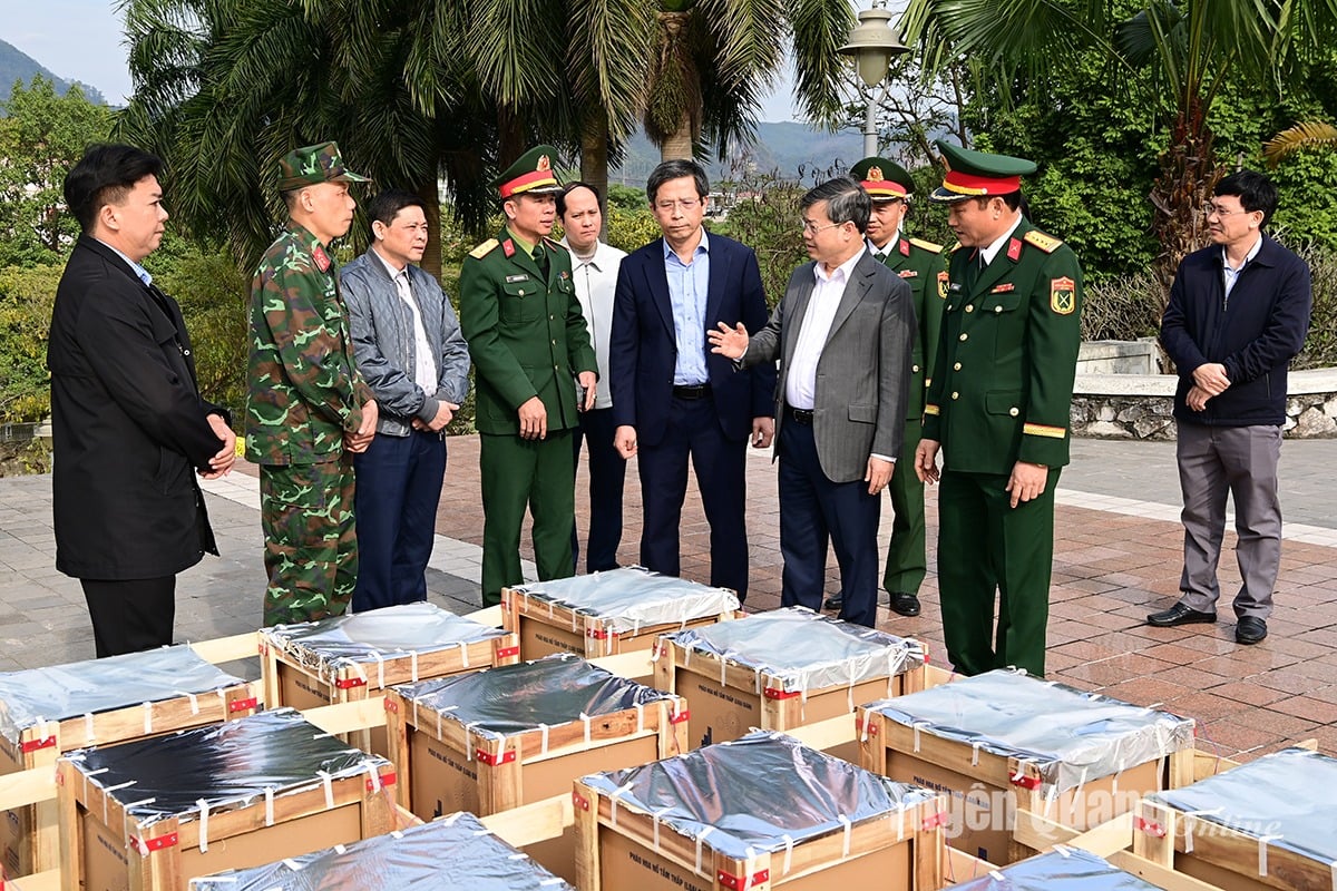 Chairman of the Provincial People's Committee Nguyen Van Son inspected preparations for fireworks display on New Year's Eve.