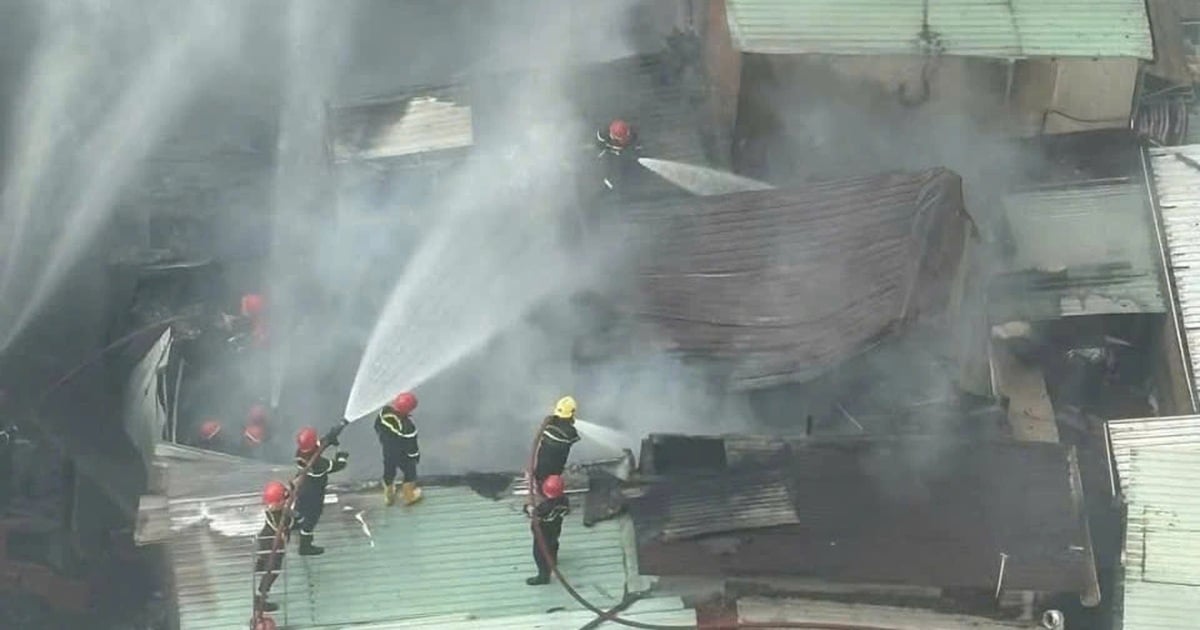 Rescuing a woman trapped in a fire in the center of Ho Chi Minh City on the afternoon of the 29th of Tet