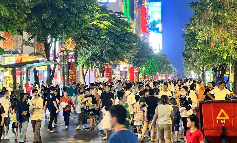 夜が更けるにつれ、ホーチミン市の中心部には人々が集まってくる。写真：DSG