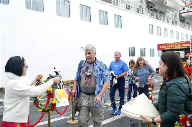 Touristen kommen am Neujahrstag per Schiff und Flugzeug nach Da Nang