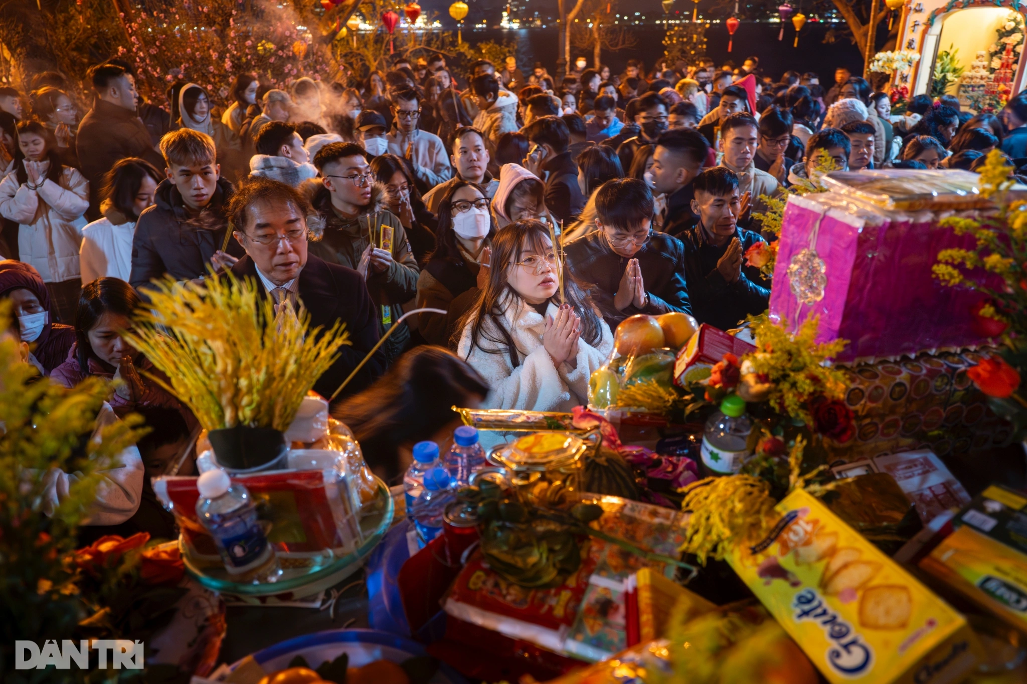 Crowded with people going to Tay Ho Temple after New Year's Eve