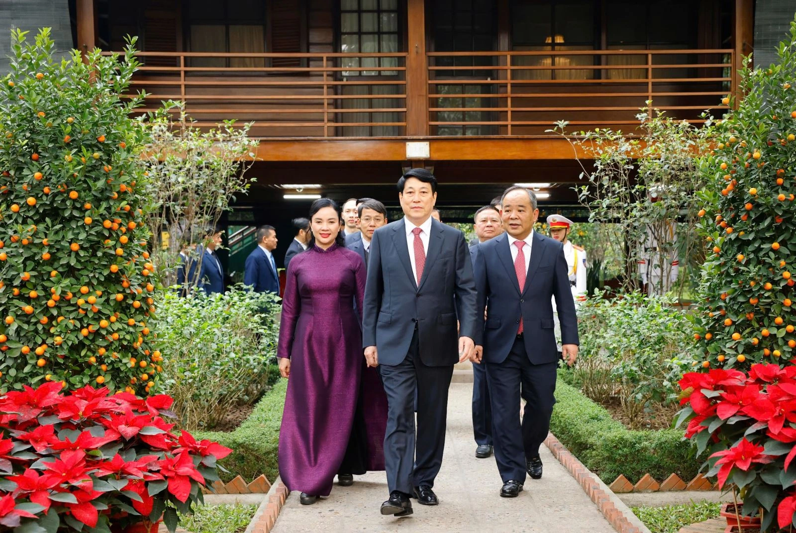 Präsident opfert Weihrauch zum Gedenken an Präsident Ho Chi Minh am ersten Tag des neuen Jahres