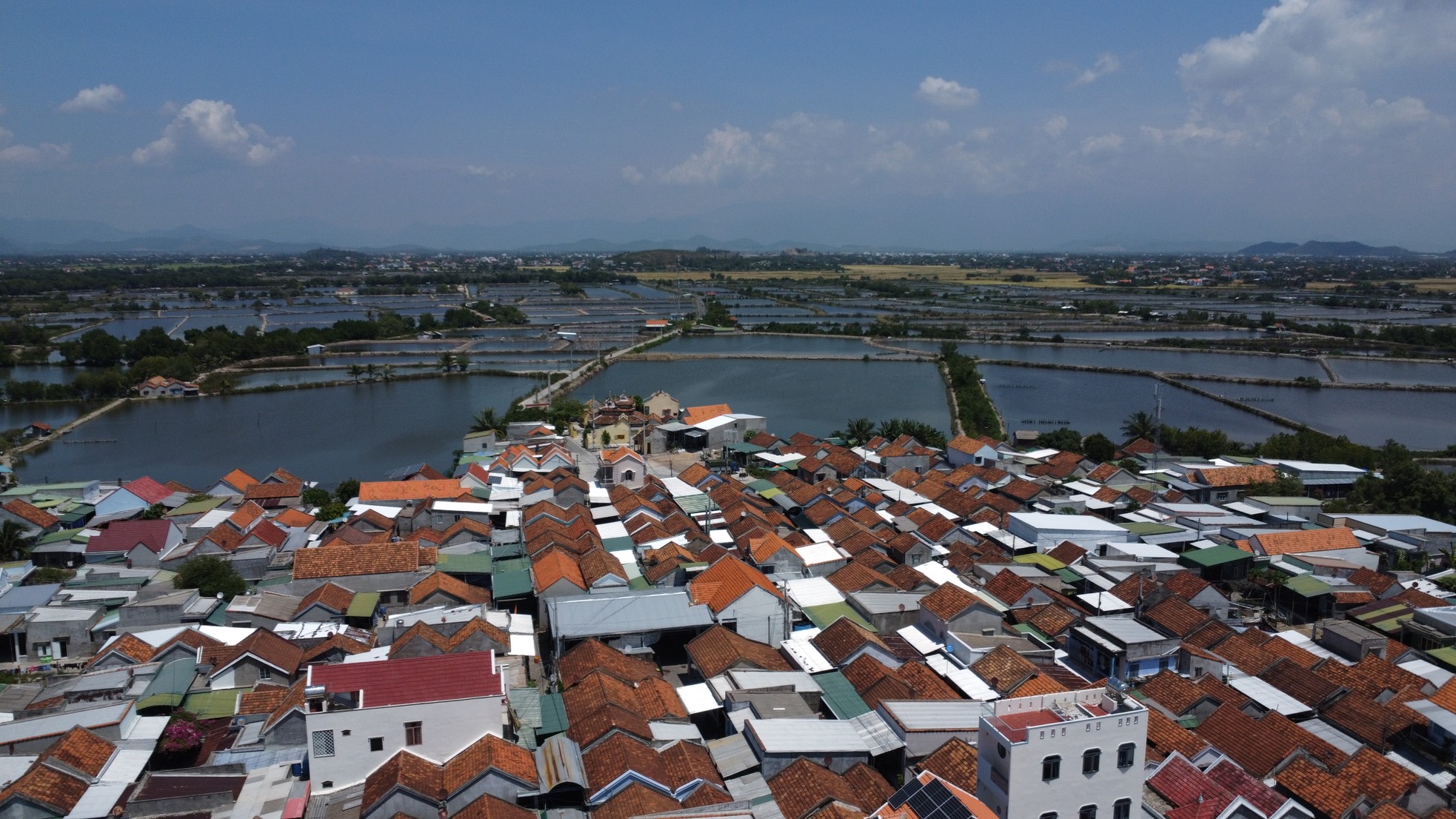 Pueblo único de 370 años de antigüedad en medio de la laguna de Nha Phu foto 11