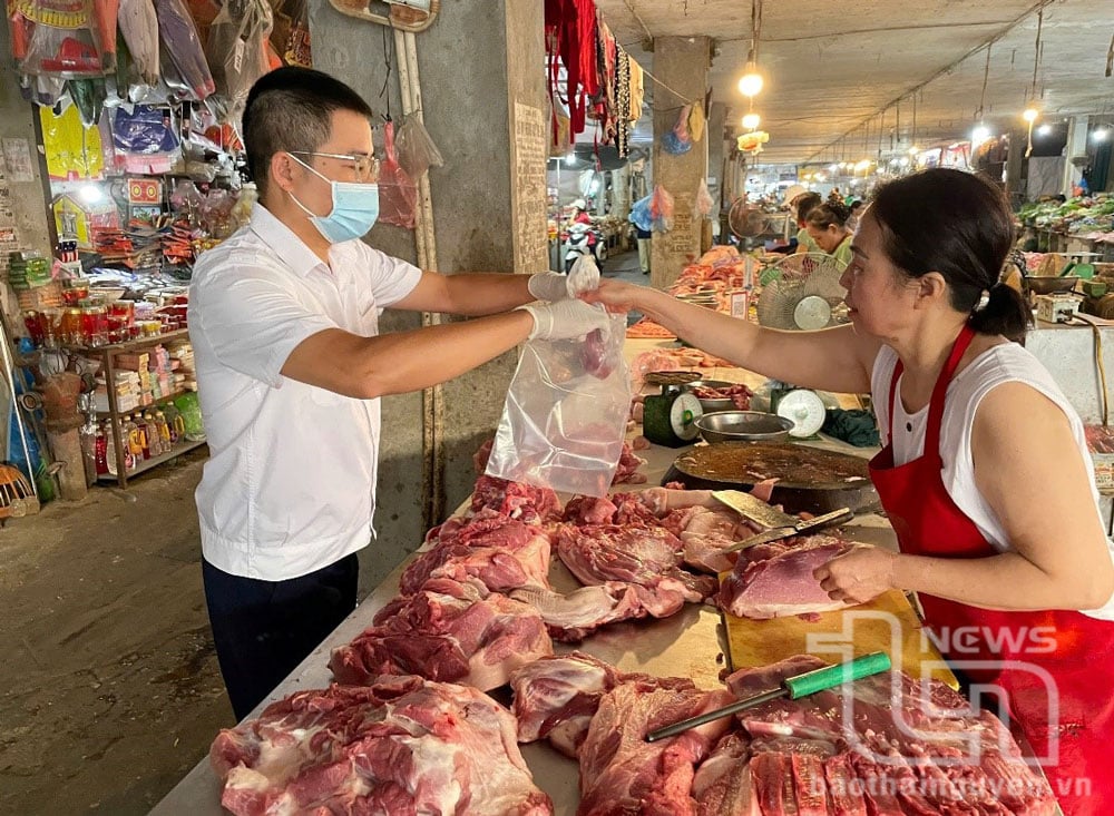 Provincial veterinary officers take samples at markets to test product quality and prevent and control diseases in livestock.