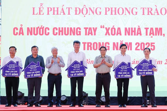 Tại Lễ phát động Phong trào thi đua cả nước chung tay “Xóa nhà tạm, nhà dột nát” trong năm 2025, Thủ tướng Phạm Minh Chính và Chủ tịch Ủy ban T.Ư Mặt trận Tổ quốc Việt Nam Đỗ Văn Chiến trao kinh phí hỗ trợ từ Quỹ Vì người nghèo T.Ư cho 5 tỉnh Tây Bắc    