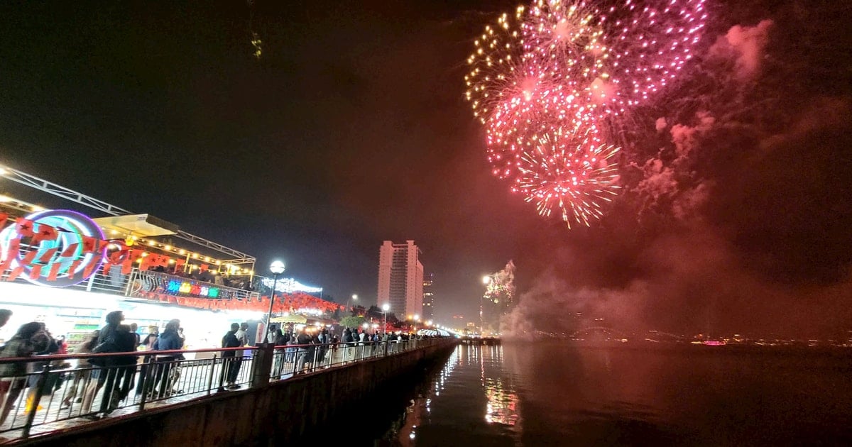 Fuegos artificiales brillantes para dar la bienvenida al nuevo año de la serpiente 2025