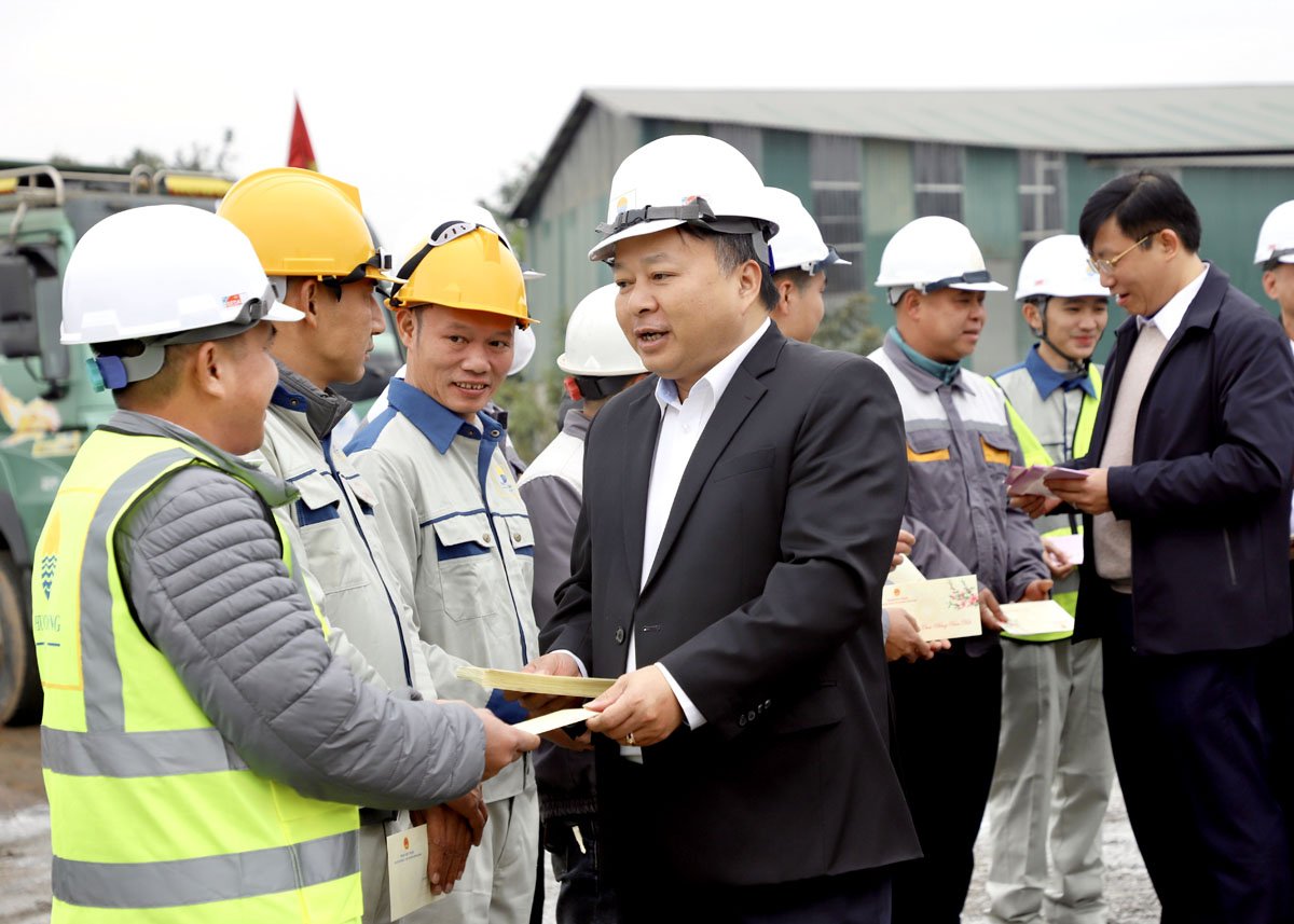 Chủ tịch UBND tỉnh Phan Huy Ngọc thăm, tặng quà công nhân thi công Cao tốc Tuyên Quang - Hà Giang làm nhiệm vụ trực Tết