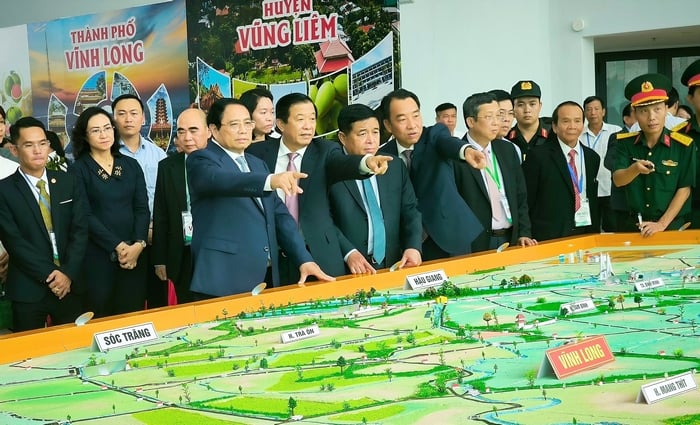 Prime Minister Pham Minh Chinh and leaders of Vinh Long province viewed the overall planning model of Vinh Long province.