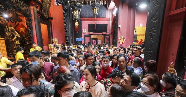 Des foules de personnes offrant des sacrifices et versant de l'huile pour rendre hommage à l'Empereur de Jade le premier jour de l'année