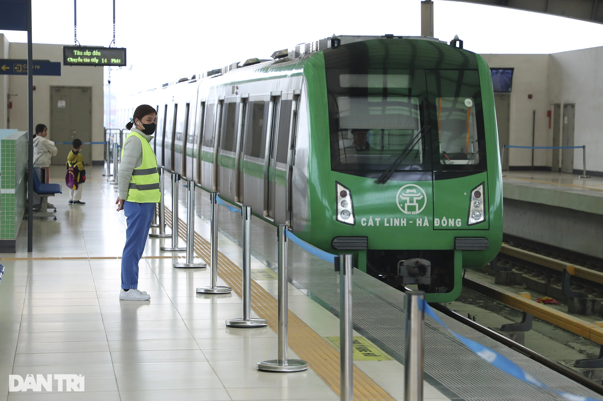 Le train d'At Ty au début du printemps a emmené de nombreuses personnes pour célébrer le Têt