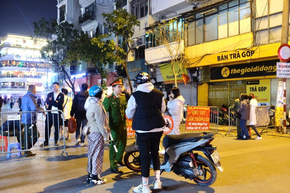 秩序と交通安全を確保するため、警察部隊が地域全体に展開されている。写真：カム・トゥ