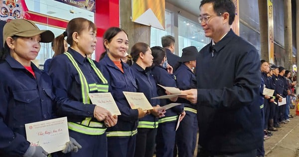 다크락 지방 당서기, 새해맞이 환경미화원들에게 선물 전달