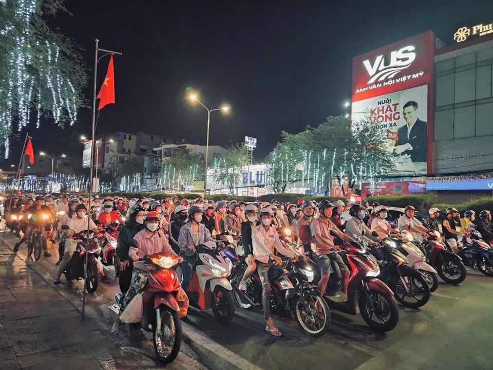 19時以降、カントー市中心部の一部の道路は混雑し始めた。人々はニンキエウ埠頭に集まり、愛を祈り、陶器の花を撫で…最も輝かしい花火を見るのを待ちわびていた。写真：ホン・タム