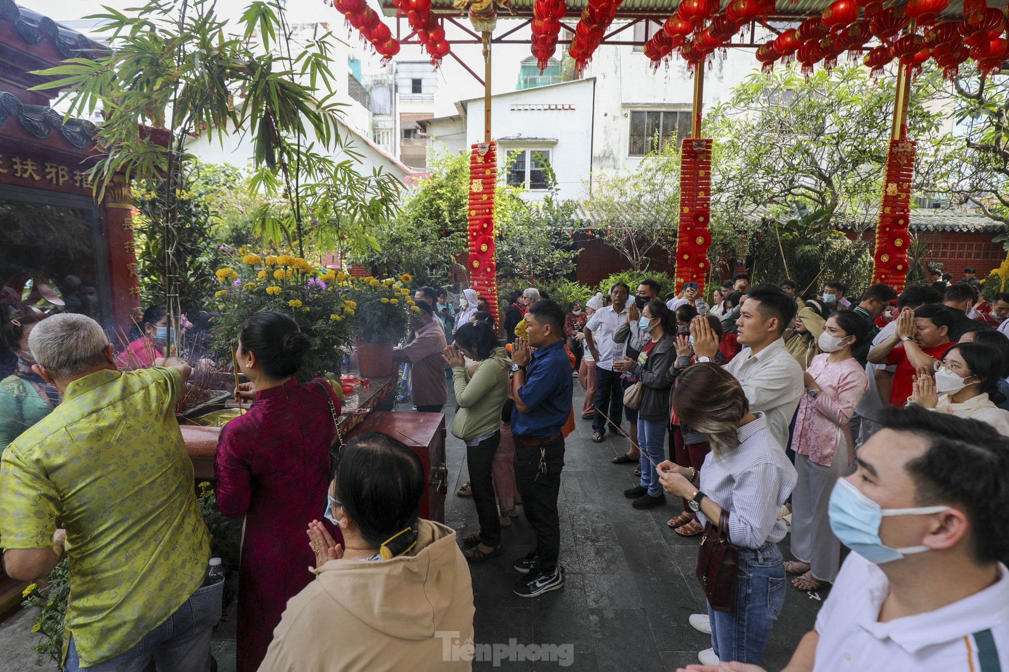 Chen nhau dâng lễ, rót dầu vía Ngọc hoàng ngày đầu năm ảnh 11