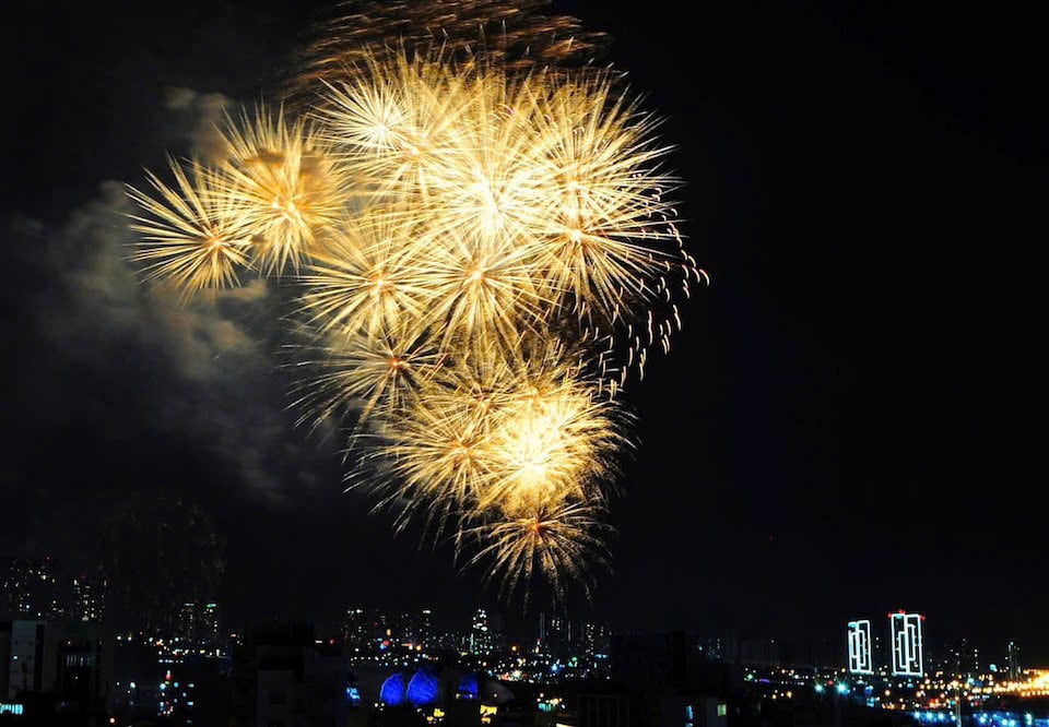 ホーチミン市の住民は15分間の花火大会を楽しんだ。写真：ティウ・トゥイ
