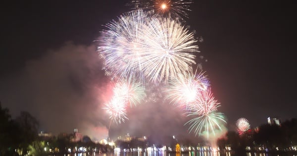 Feuerwerk erleuchtet den Himmel von Hanoi