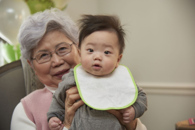 Nỗi niềm của những người ông bà bị chỉ trích không chăm cháu giúp là không thương con cháu: Đừng bắt chúng tôi phải 