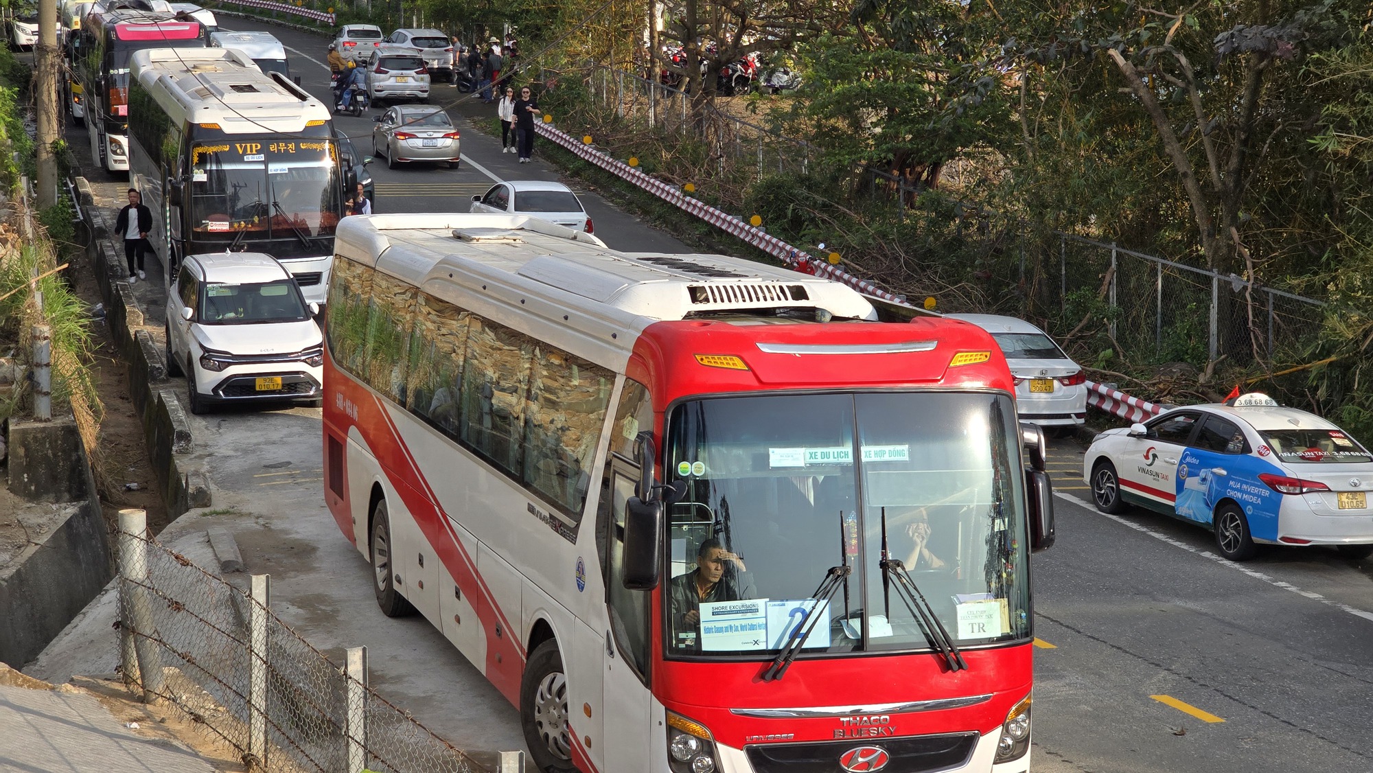 Đà Nẵng: Chùa Linh Ứng quá tải trong ngày đầu năm mới- Ảnh 3.