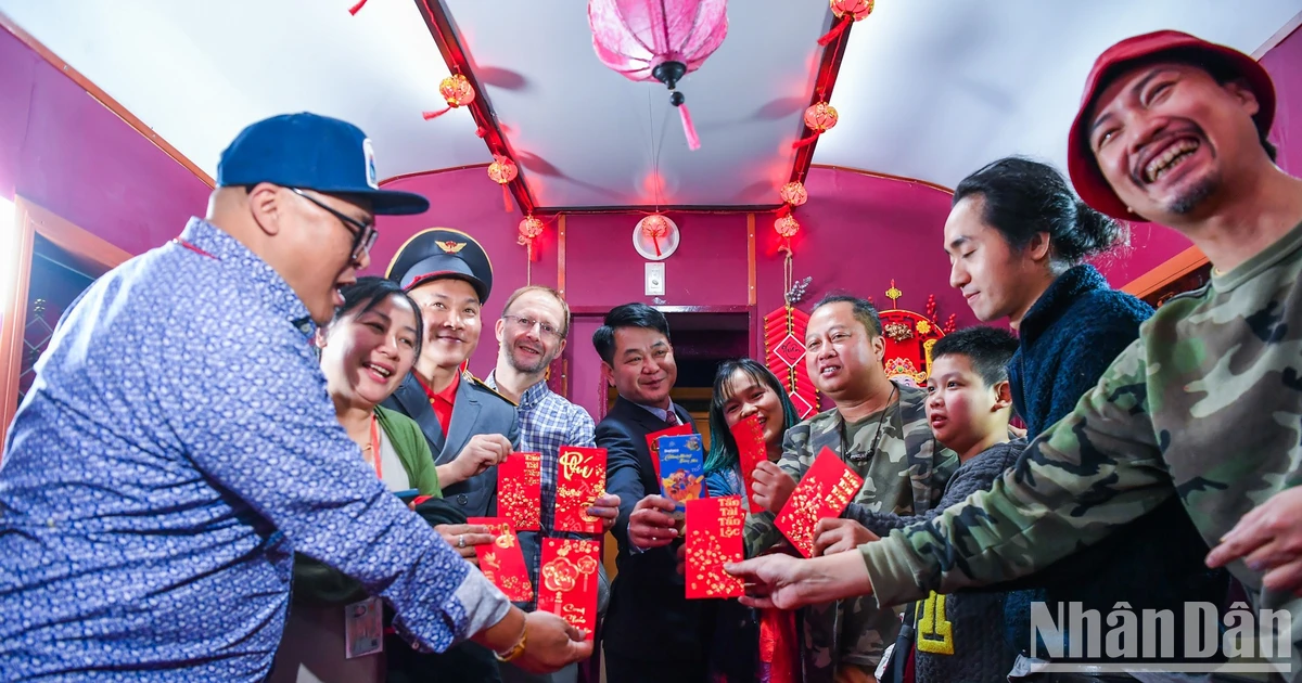 [Photo] Welcoming New Year's Eve on a special spring train running through the New Year's threshold