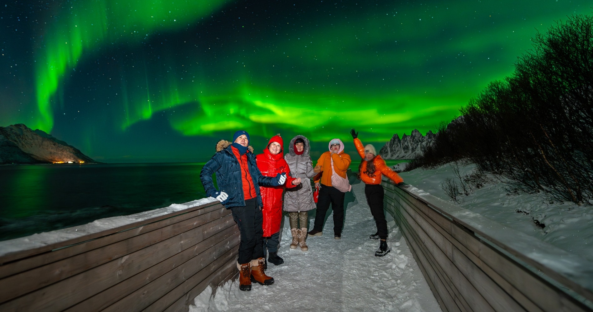 Vietnamese tourists welcome New Year's Eve 'in the sky', hunt for 'strange' nighttime phenomena in Europe