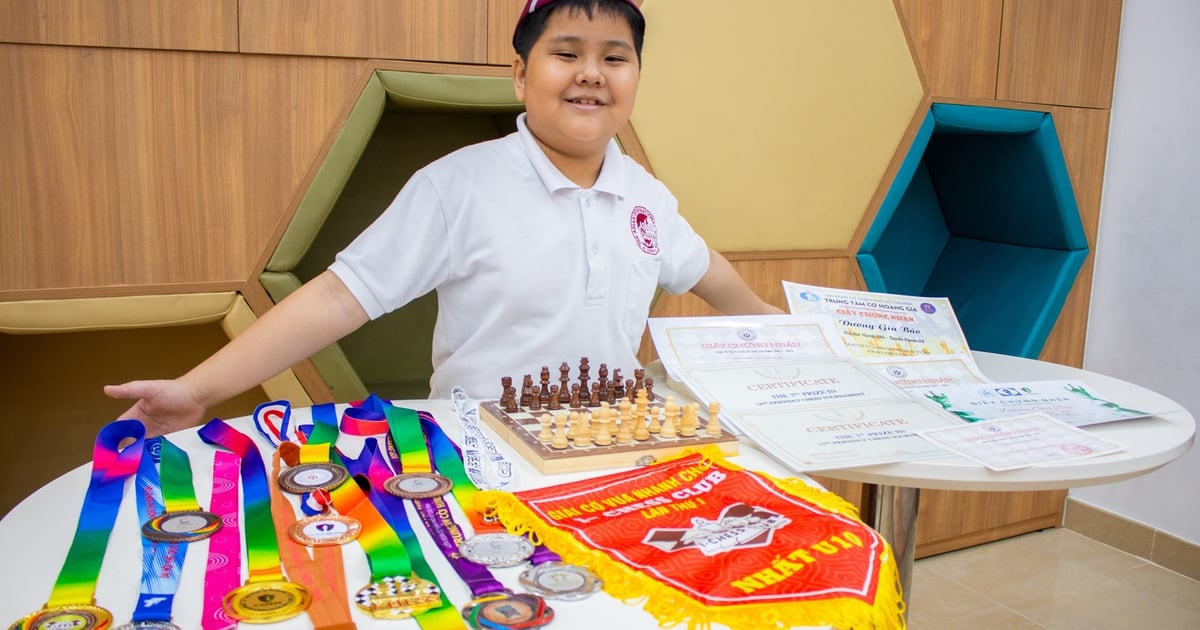 Un estudiante de escuela primaria tiene 9 medallas de ajedrez.