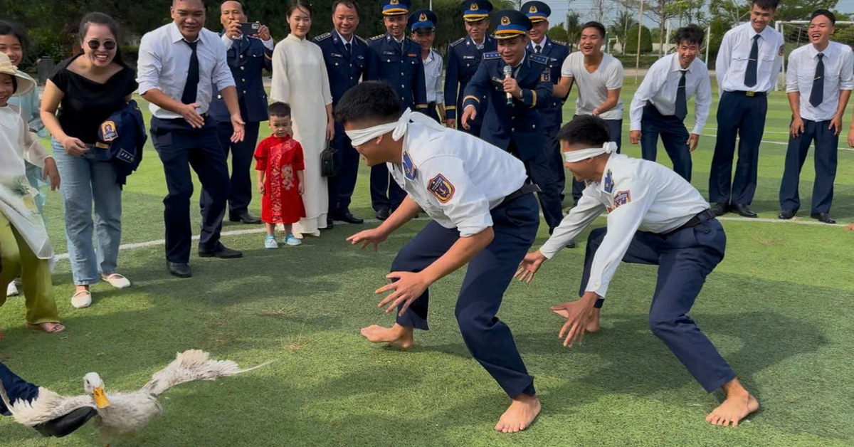 Les soldats loin de chez eux célèbrent le Têt avec des jeux folkloriques, sans oublier leurs devoirs