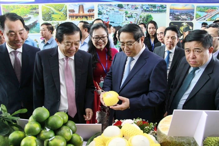 Prime Minister Pham Minh Chinh and delegates visited booths displaying typical products of the province.