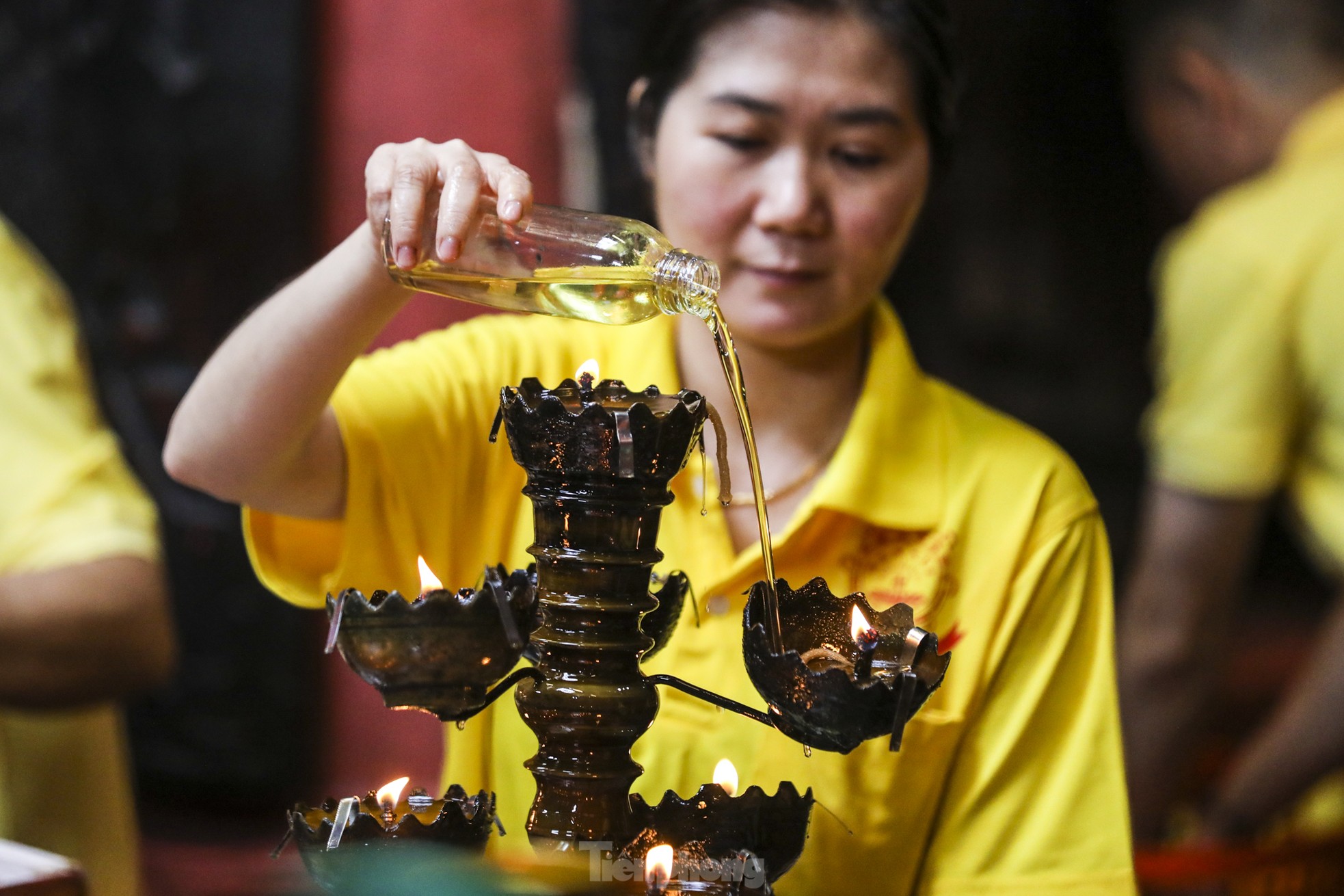 Chen nhau dâng lễ, rót dầu vía Ngọc hoàng ngày đầu năm ảnh 3