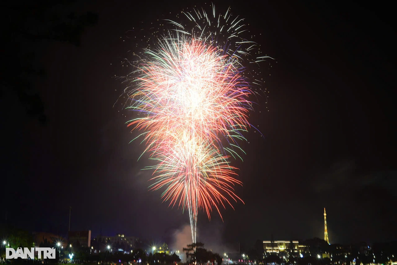 Live : Le pays tout entier scintille de feux d'artifice pour accueillir le nouvel an d'At Ty