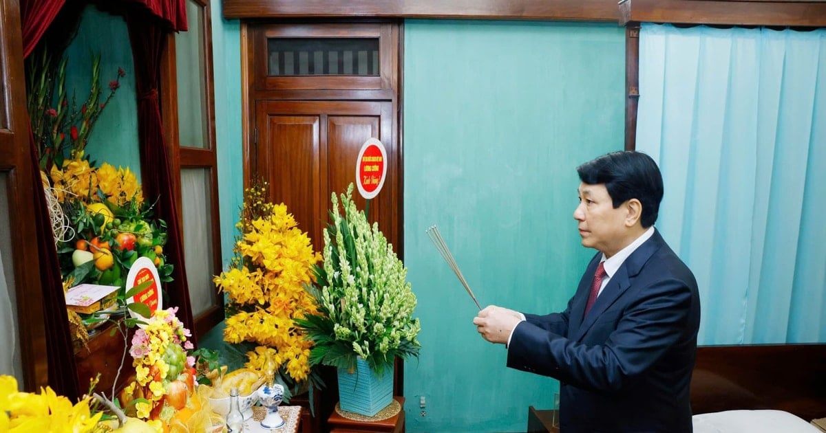 El presidente Luong Cuong ofrece incienso para conmemorar al presidente Ho Chi Minh en el primer día de la nueva primavera.