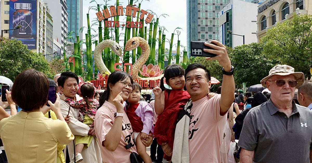 De nombreuses familles partent en vacances de printemps, les magasins et supermarchés sont ouverts tout au long du Têt pour accueillir les invités.