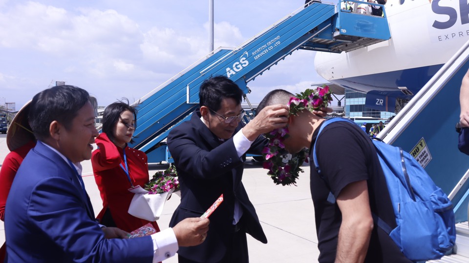 El vicepresidente del Comité Popular Provincial de Khanh Hoa, Dinh Van Thieu, entregó flores a los primeros invitados polacos a Khanh Hoa.