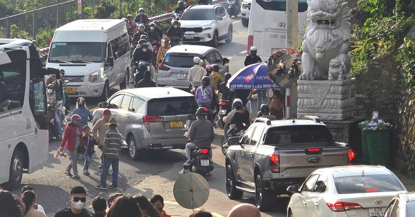 Cars jammed up on Son Tra peninsula on the first day of Tet