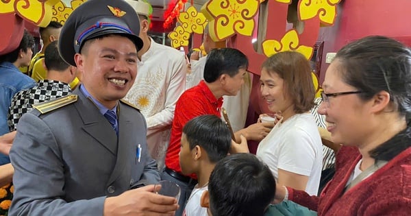 The scent of Tet fills the spring trains