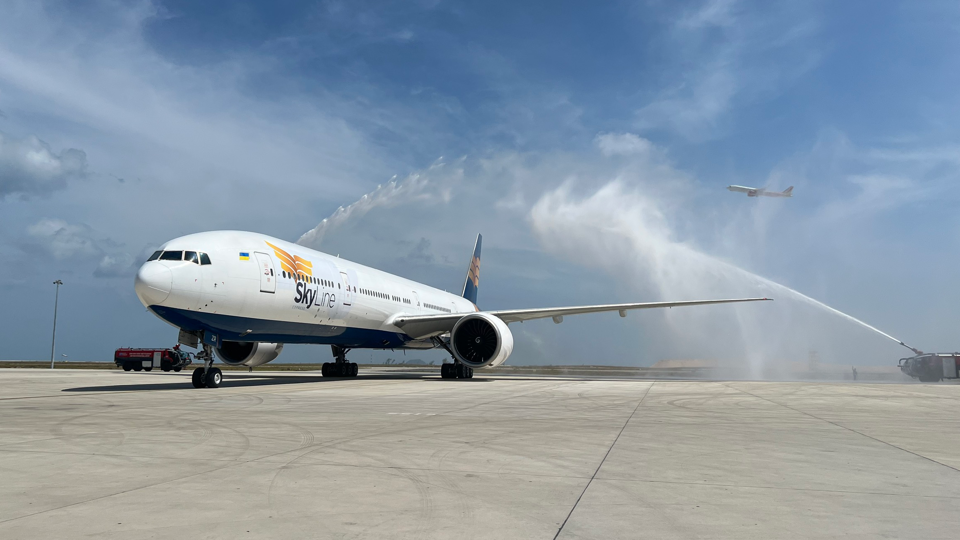 El vuelo U5 2297 de SkyUp Airlines transportó a los primeros 500 pasajeros polacos a Nha Trang - Khanh Hoa.