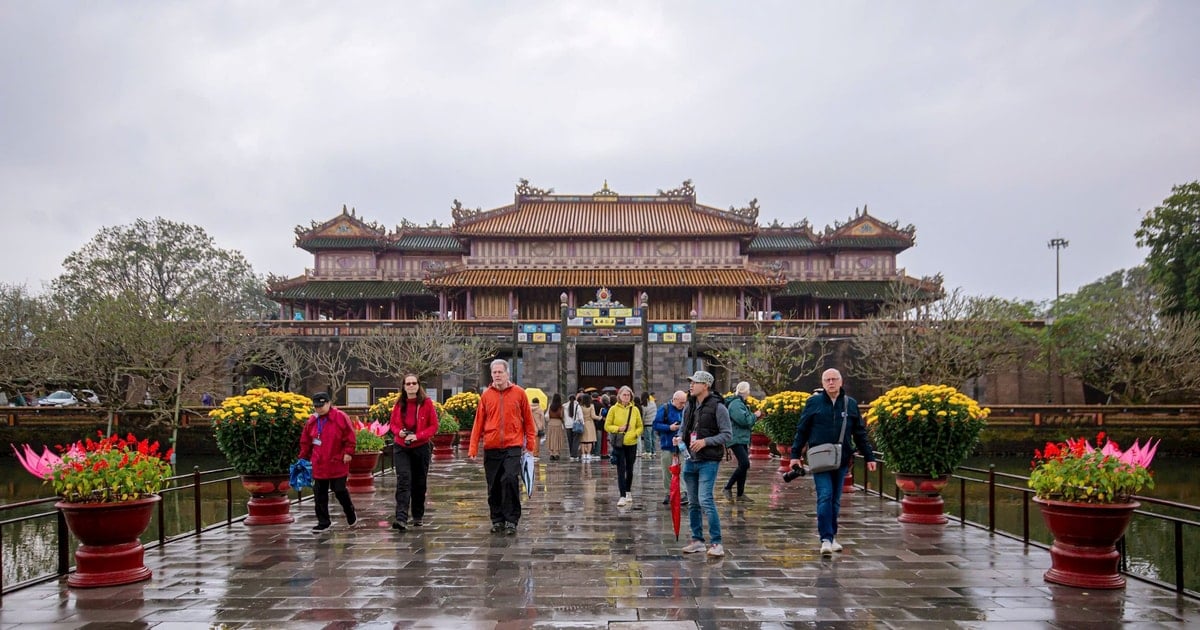 Turistas extranjeros disfrutan de la experiencia del Tet en el Palacio Imperial de Hue